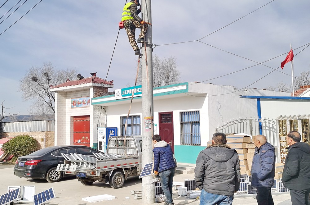 1676880989924971.jpg 寰爍向貧困村捐贈智慧路燈.jpg